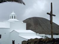 A aldeia de Mancha Blanca em Lanzarote. A cruz de Nossa Senhora das Dores (autor bobbyfrombearsden). Clicar para ampliar a imagem em Panoramio (novo guia).